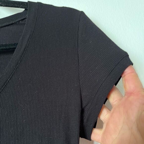 BCBG black short sleeved, V-neck, ribbed top, great condition, stretchy, XS - Picture 3 of 5
